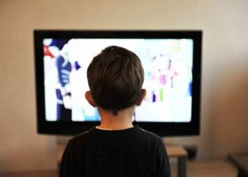Bambino davanti alla TV, Credit Pixabay