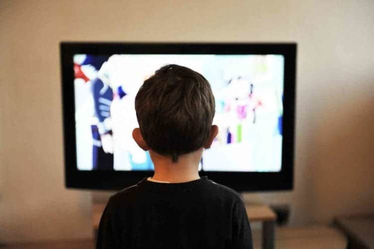 Bambino davanti alla TV, Credit Pixabay