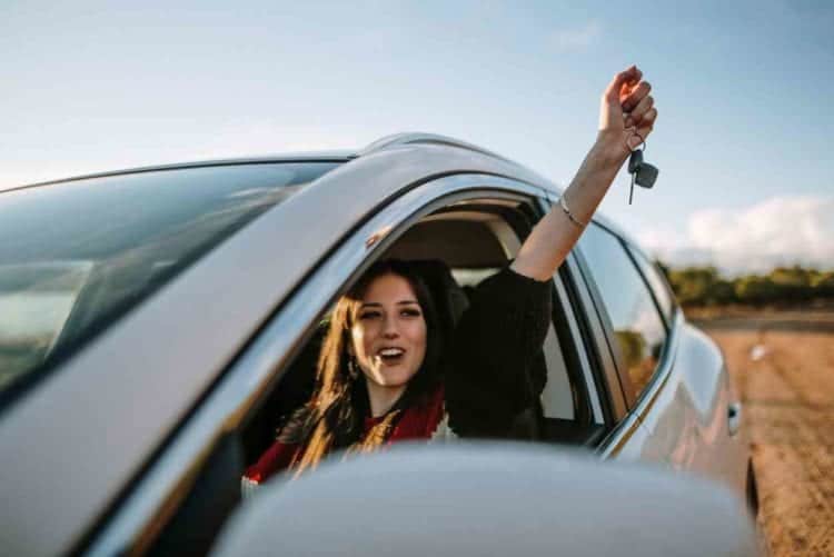 Ragazza in auto, Credit iStockphoto