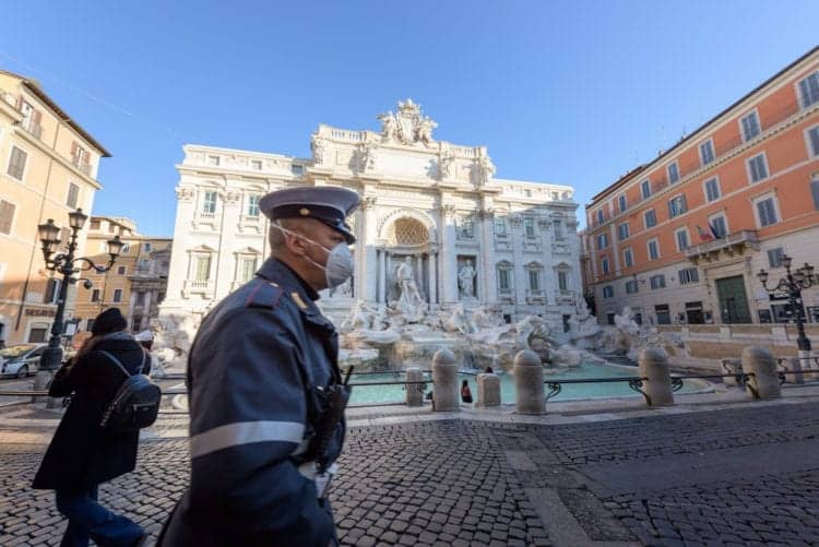 Roma, Fontana di Trevi vuota per emergenza Coronavirus.