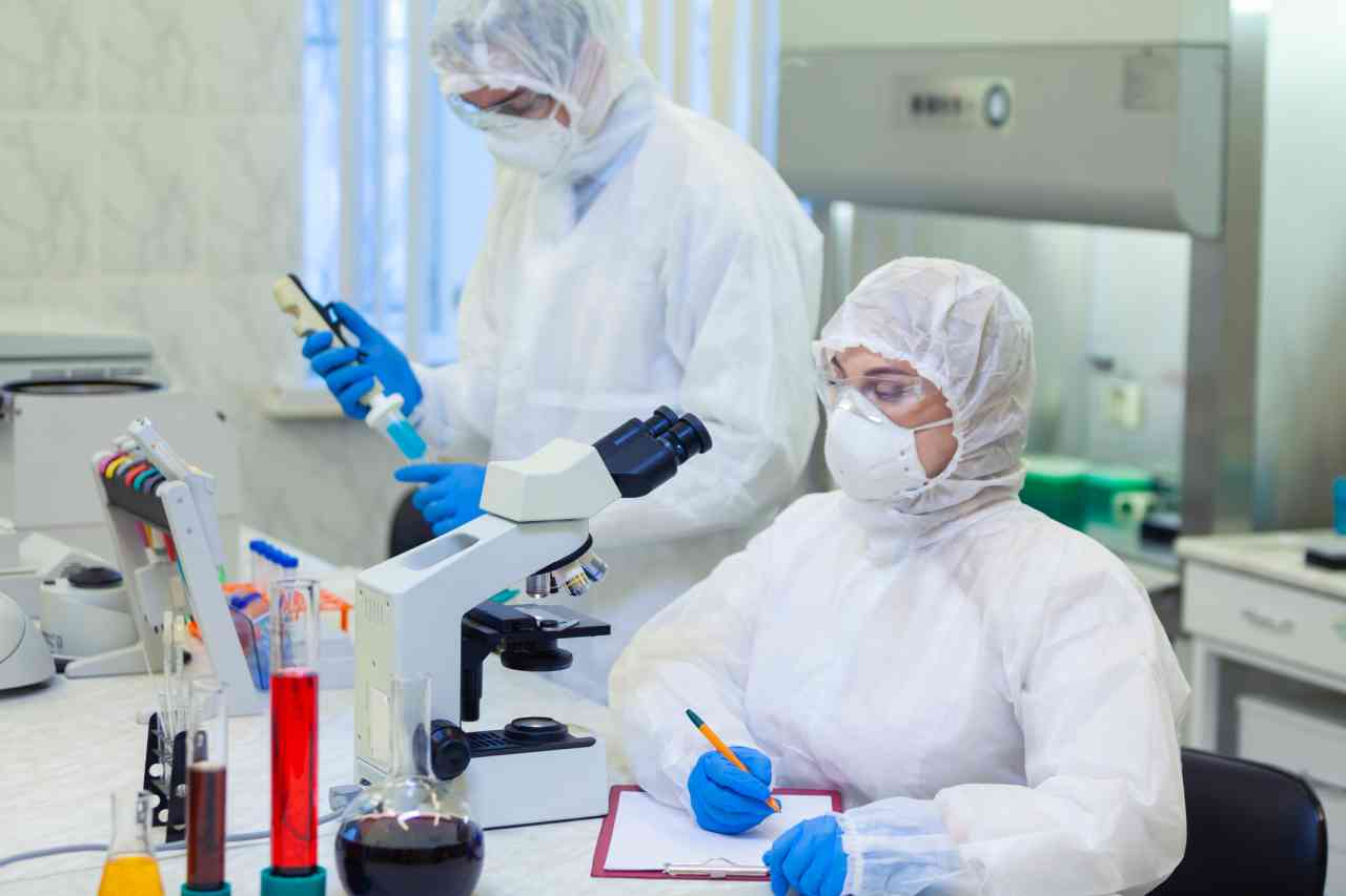 Scienziati in laboratorio con tute protettive, Credits iStockPhoto