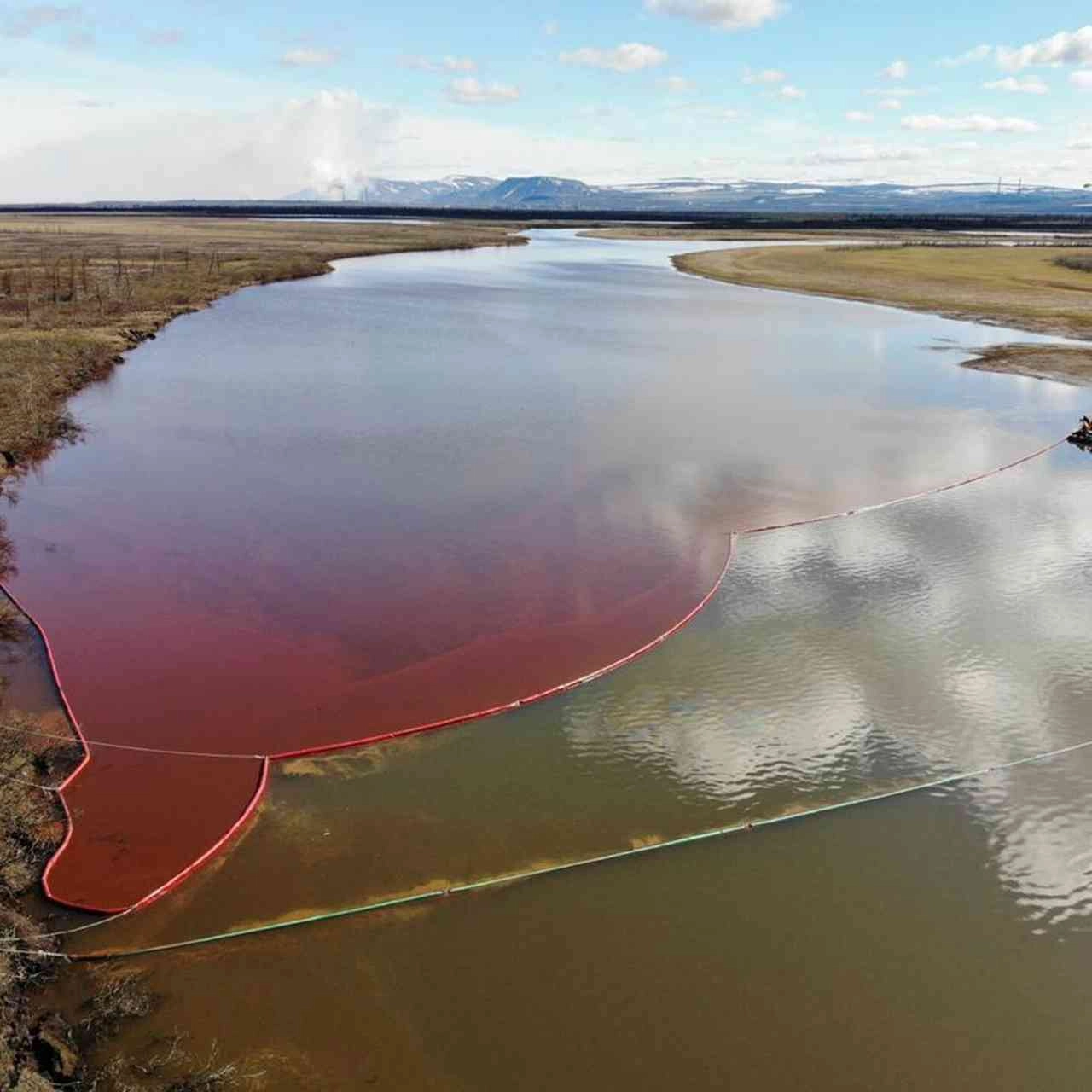 Fiume Ambarnaya inquinato dal diesel, Russia, Credis AFP / Marine Rescue Service