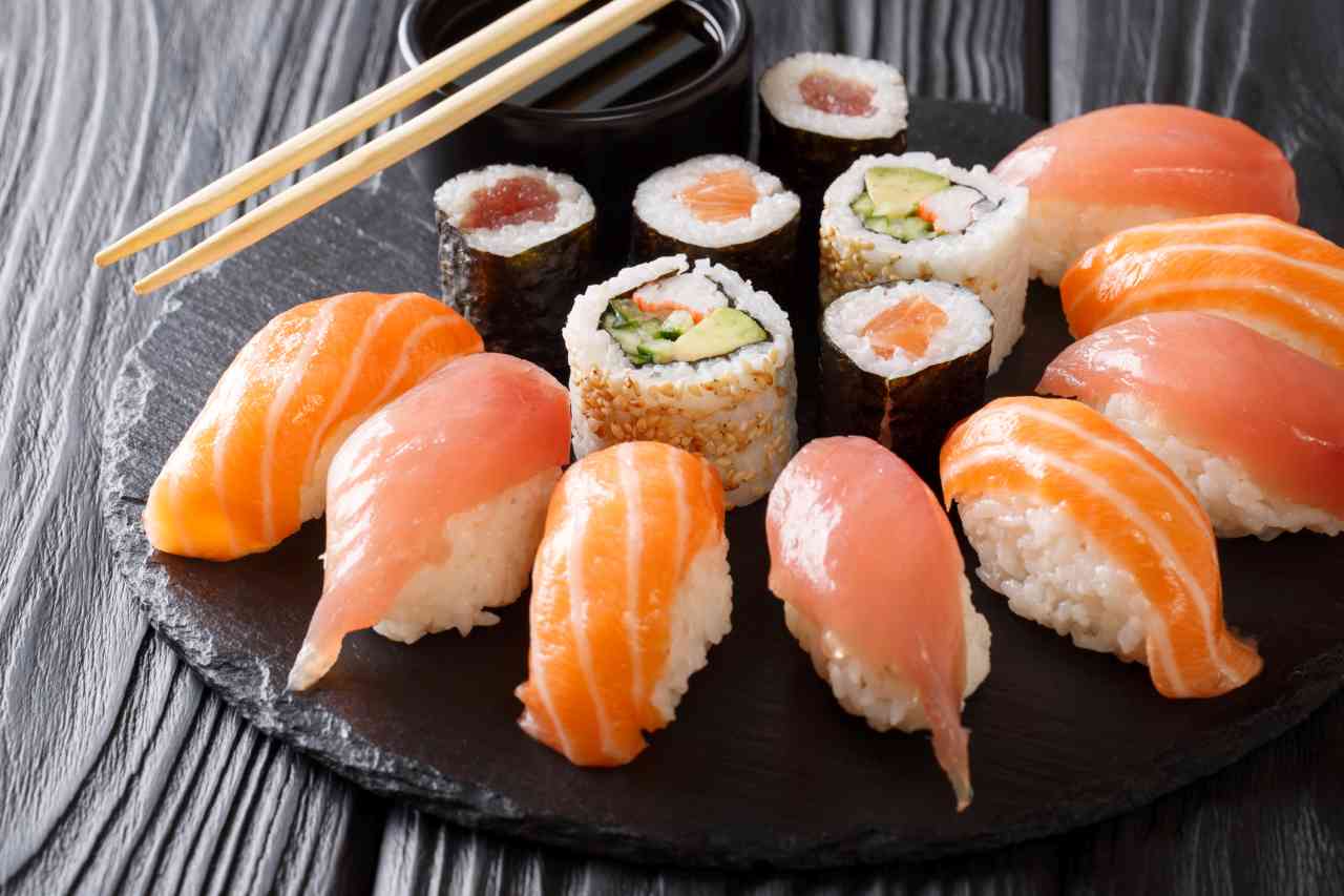 Varietà di sushi, tra cui al salmone Credits iStockPhoto