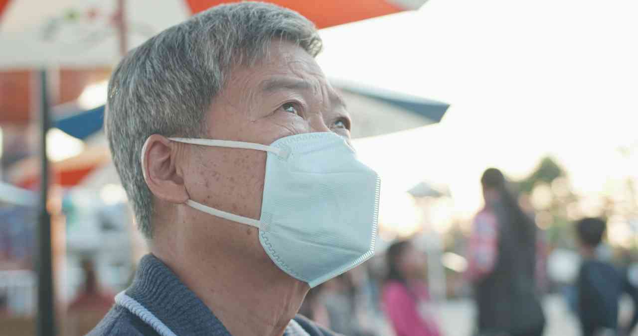 Anziano asiatico con la mascherina, ritorna il Covid a Pechino, Credits iStockPhoto