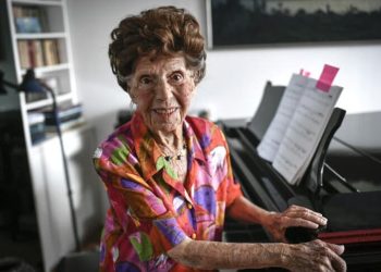 la-pianista-centenaria-che-sfida-il-tempo-con-un-nuovo-album-a-108-anni