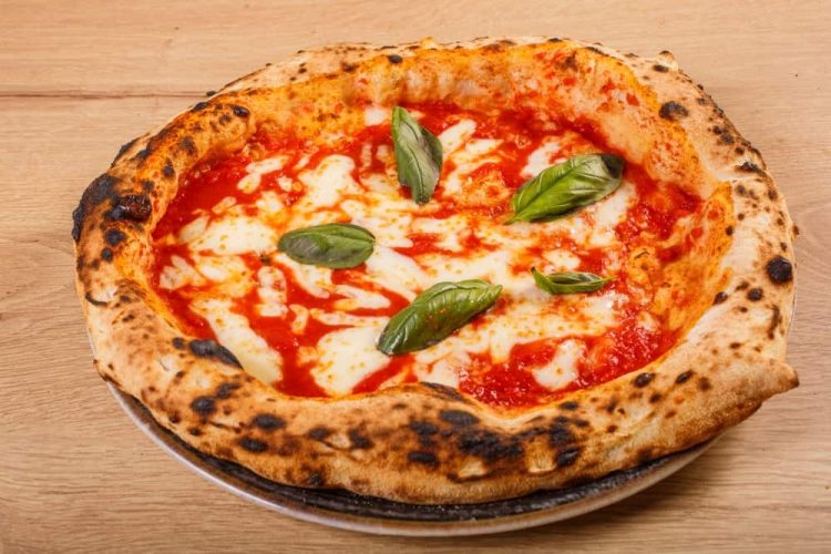 la-pizza-a-napoli-“era-uno-schifo”-si-e-evoluta-grazie-agli-stati-uniti:-la-difesa-di-alberto-grandi-sulle-sue-affermazioni-al-financial-times