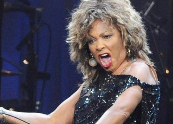 Tina Turner è deceduta: una vita tra sofferenze e trionfi. Il suo graffio raggiunge il paradiso