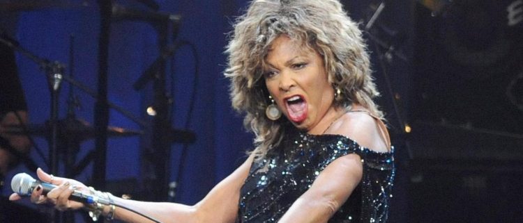 Tina Turner è deceduta: una vita tra sofferenze e trionfi. Il suo graffio raggiunge il paradiso