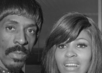 Tina Turner: la regina del rock e le sue due vite – tra le violenze dell’ex marito Ike e la rinascita successiva