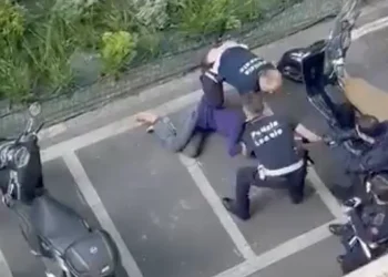 Video di donna brutalmente picchiata dalla polizia locale a Milano