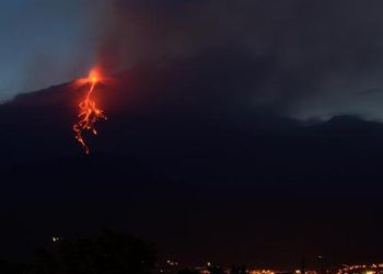 eruzione-dell’etna:-cenere-vulcanica-si-riversa-su-catania