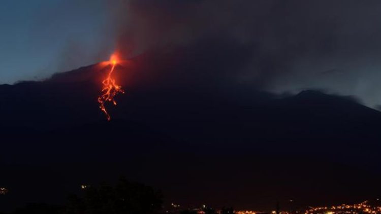 eruzione-dell’etna:-cenere-vulcanica-si-riversa-su-catania