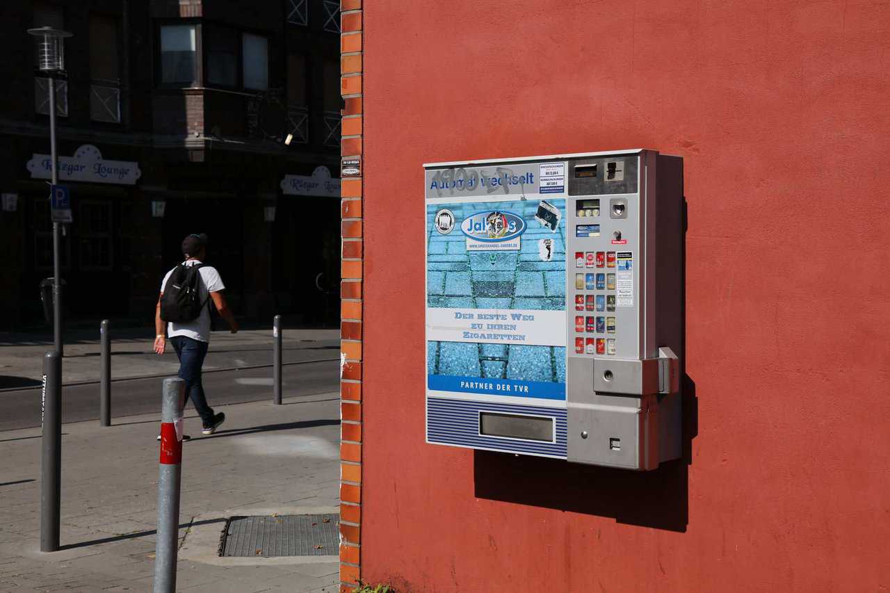 Attacco hacker ai distributori di sigarette: la pista anarchica dreamstime m 213631011 - Attacco hacker ai distributori di sigarette: la pista anarchica