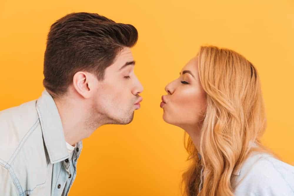 Il potere del bacio: i benefici e le precauzioni da conoscere shutterstock 1090592888 - Il potere del bacio: i benefici e le precauzioni da conoscere