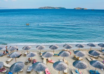 beach, umbrellas, sea @ Pixabay